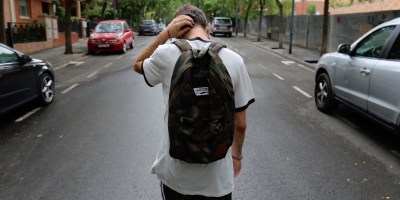 Un joven estudiante camina por la calzada en Reus. Jesús Rodríguez / Unsplash