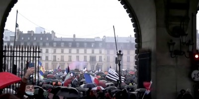 Protesta antivacunas en París (Francia) hace unas semanas. France24